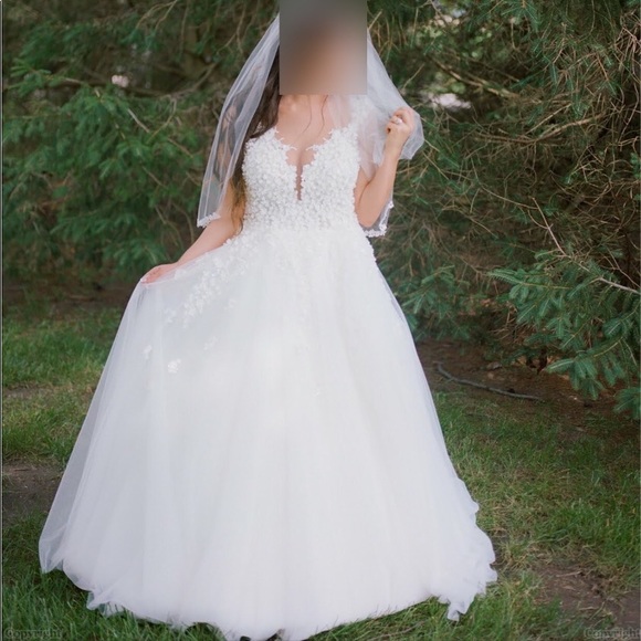 Princess Ballgown Wedding Dress - Picture 3 of 6